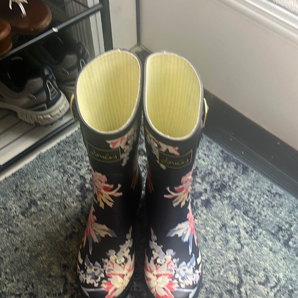New joules rain boots. Only worn one time.